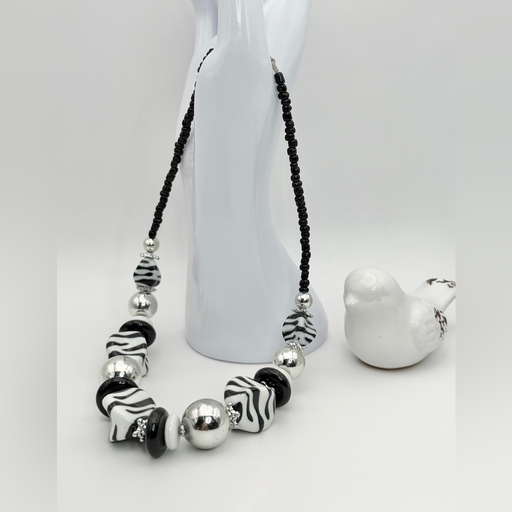 BEADED BLACK/WHITE COLOR NECKLACE